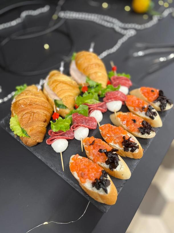 Брускетта на белом багете со с/с лососем Брускетта на белом багете со с/с лососем