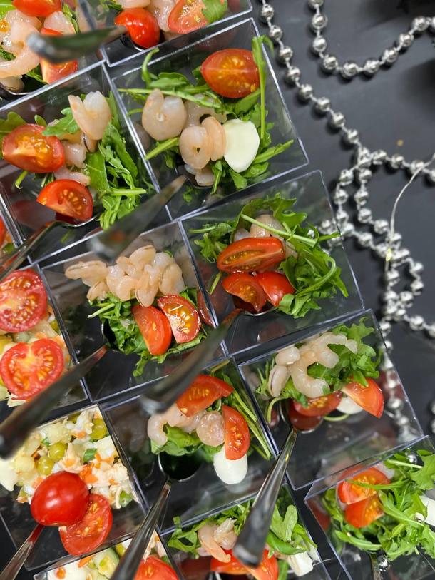 Салат фуршетный с креветками и моцареллой Салат фуршетный с креветками и моцареллой