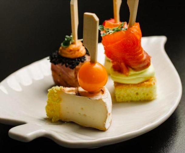 Лосось слабой соли на апельсиновом бисквите Лосось слабой соли на апельсиновом бисквите