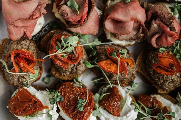 Кростини с ростбифом, вяленым томатом Кростини с ростбифом, вяленым томатом