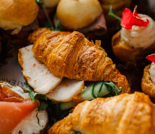 Круассан с копченой курицей