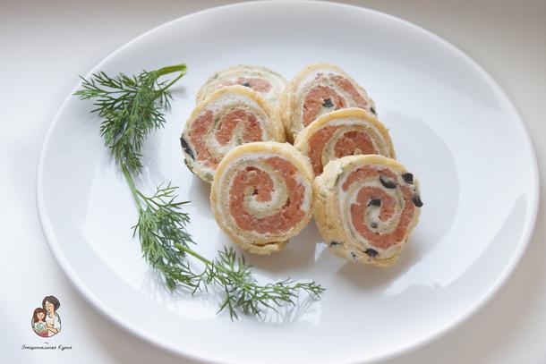 Яичный рулет с красной рыбой