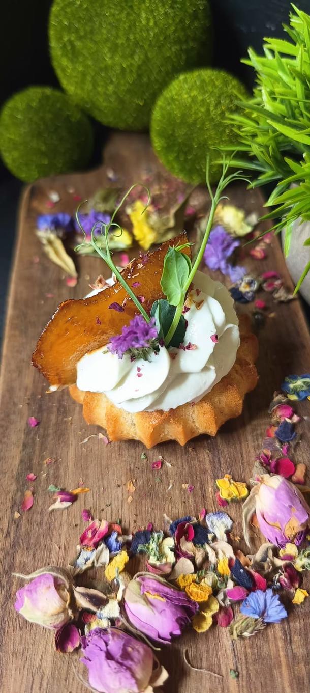 Профитроль с муссом Дор Блю и карамелизованной грушей Профитроль с муссом Дор Блю и карамелизованной грушей