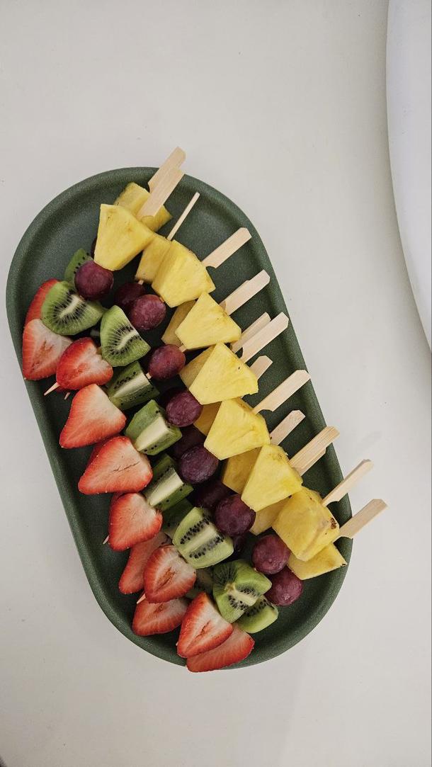 Фруктовая шпажка из ягод и фруктов с шоколадом топингом (сезонные фрук.) Фруктовая шпажка из ягод и фруктов с шоколадом топингом (сезонные фрук.)