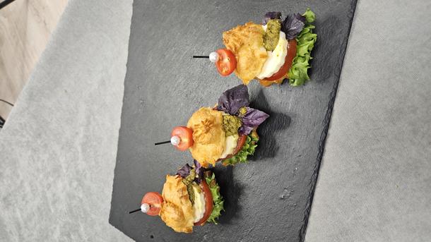 Салат «Капрэзе» в профитроли