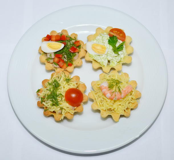 Тарталетка с семгой и спаржей (салат микс, соленая семга, спаржа, перепелиное яйцо, соус пикантный, зелень)