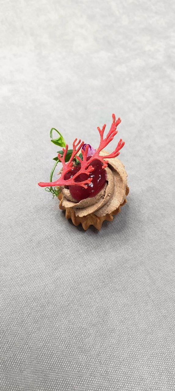 Профитроль с паштетом из печени цыпленка и пряным брусничным конфитюром