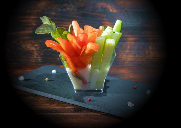 Овощная соломка (молодые листики салата, стебель сельдерея, сладкая морковка, перец и пикантный соус, подается в фужере)
