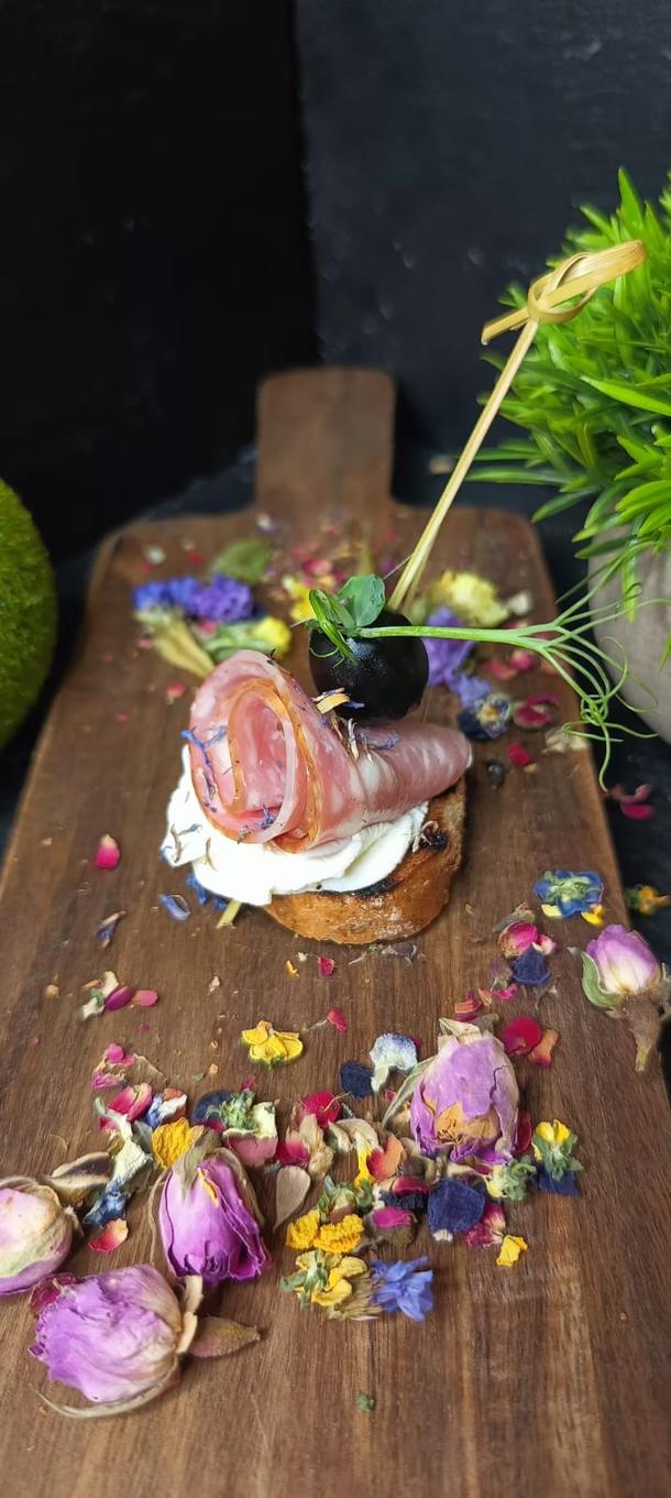 Канапе с колбаской (тост, с/к колбаска, сыр творожный, маслина, зелень)