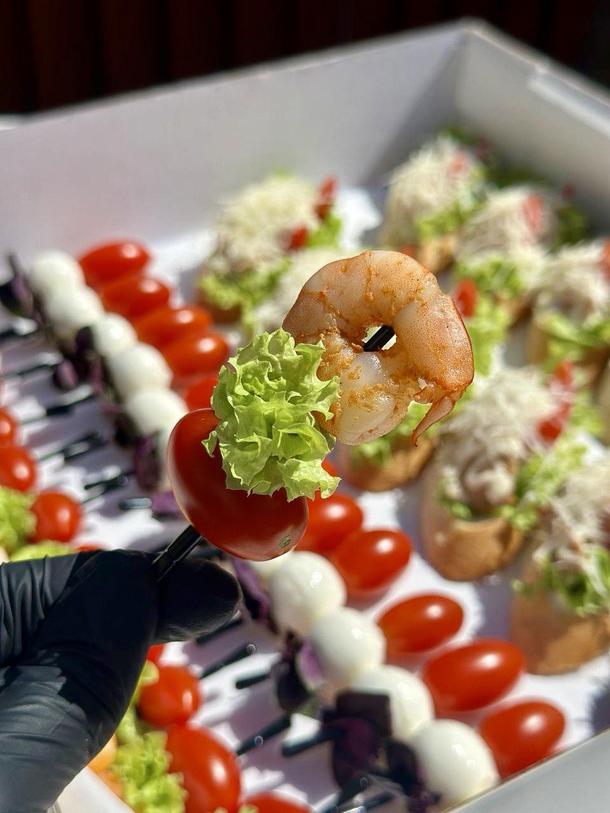 Канапе Цезарь с креветкой