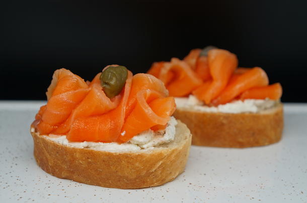 Пинчос с лососем, сливочным сыром и каперсом Пинчос с лососем, сливочным сыром и каперсом