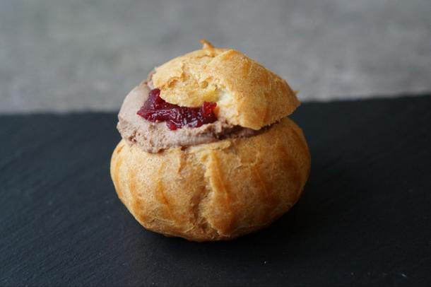 Профитроль с паштетом из куриной печени и брусничным соусом