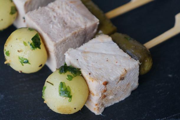 Канапе с бужениной, маринованным огурцом и картофелем шато