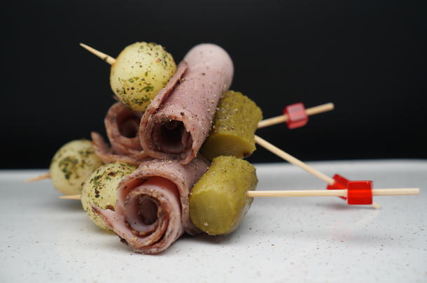 Канапе с бужениной, маринованным огурцом и картофелем шато