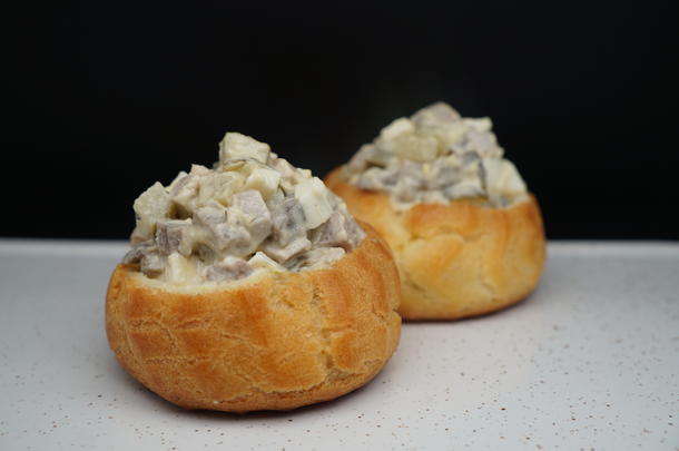 Профитроль с салатом с языком и грибами