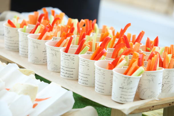 Крудите из свежих овощей (сельдерей, морковь, перец болгарский, огурец, соус Песто) в шоте