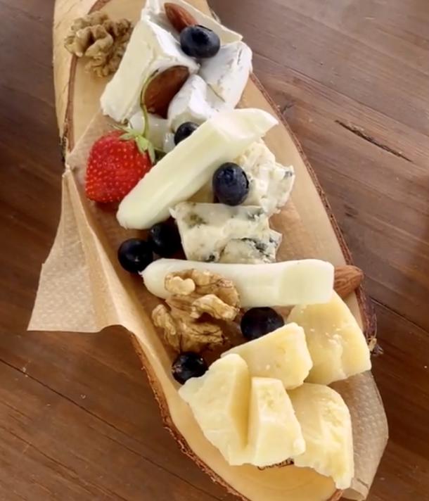 Сырное плато (пармезан, сыр с благородной плесенью, сыр Бри, сулугуни) с орехами и ягодами