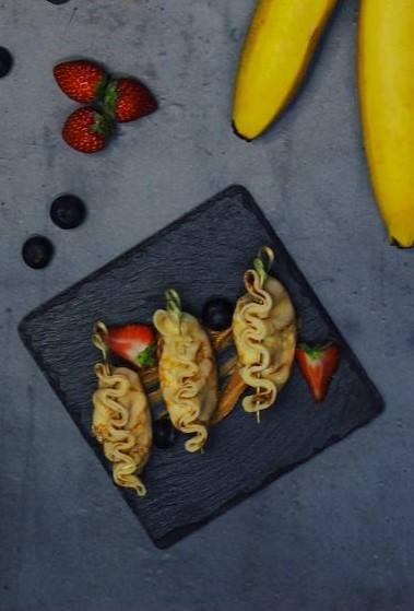 Мини блинчик с бананом и карамелью