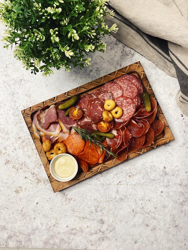 Мясная нарезка со сливочным хреном и мини корнишонами Мясная нарезка со сливочным хреном и мини корнишонами