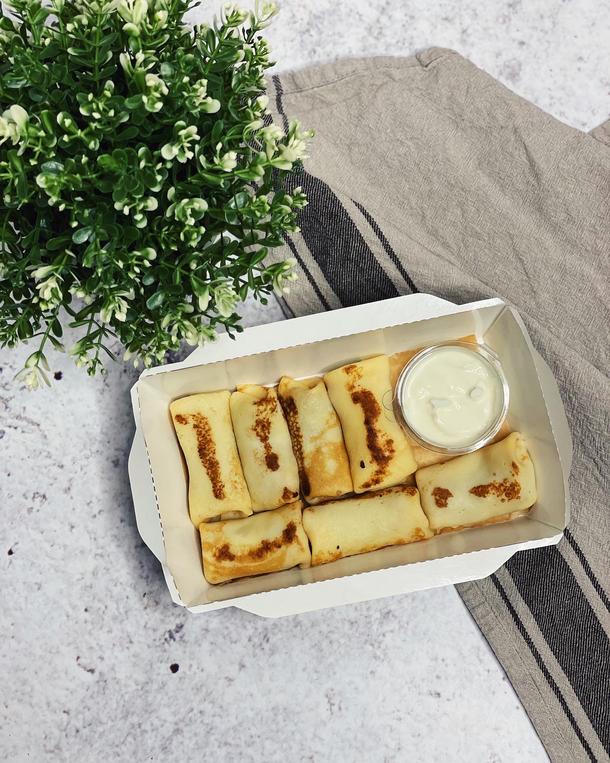 Мини блинчик с мясом и сметаной